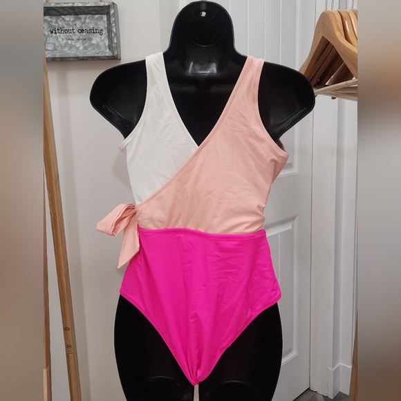 Shein size small,  removable cup liners, one piece never worn. - Picture 2 of 2